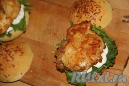 Поверх соуса выложить кусочек куриного филе.