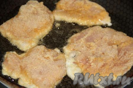 В сковороду влить растительное масло и поставить на огонь. Выложить кусочки куриного филе.