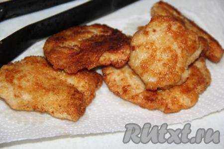 Выложить курицу на бумажное полотенце, чтобы удалить излишки жира.