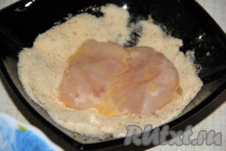 Затем обвалять со всех сторон в панировочных сухарях.