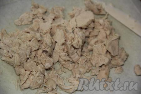 Для начала нужно сварить мясной бульон, я сделала борщ на курином бульоне. Залить половину куриной грудки на косточке 3 литрами воды и варить&nbsp;бульон с момента закипания минут 30 на небольшом огне. Затем вытащить мясо, отделить от костей&nbsp;и нарезать его на кусочки, шкуру и косточку убрать. Если будете готовить постный вариант борща, то просто вскипятите 3 литра воды.