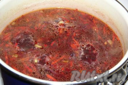 Когда картошка с краснокочанной капустой проварятся 15 минут, добавить лук, свеклу и морковку, варить борщ минут&nbsp;10.