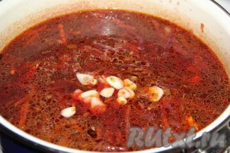 Чеснок очистить, нарезать на пластинки, добавить в борщ, довести до кипения и снять с огня. Оставить настояться под крышкой минут на 15-20.