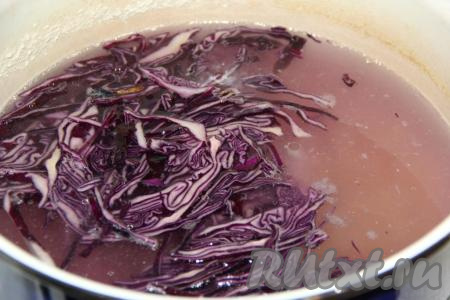 В закипевший бульон (или воду) выложить картофель и капусту, дать закипеть, а затем варить овощи в течение 15 минут.