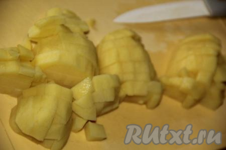 Нарезать очищенный картофель на средние кубики.
