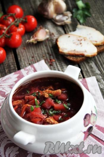 Подать&nbsp;аппетитный, вкусный, достаточно сытный домашний борщ из краснокочанной капусты в горячем виде с рубленной зеленью.