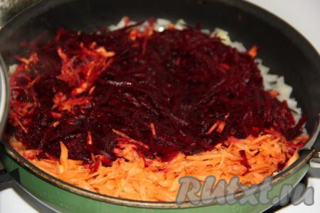 Добавить свеклу с морковкой в сковороду к обжаренному луку.