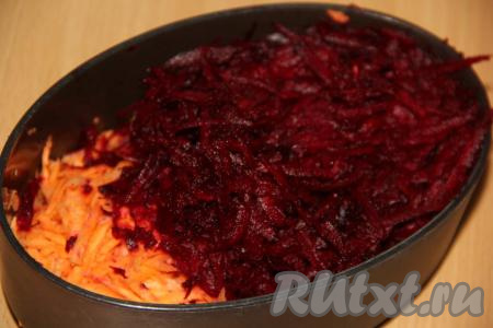 Очистить и натереть на крупной тёрке свеклу и морковь.