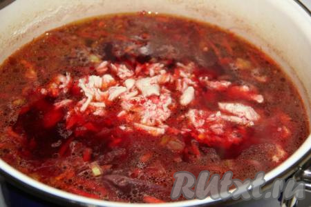 Затем добавить кусочки курицы и сок лимона. Довести до кипения, приправить специями и посолить по вкусу.