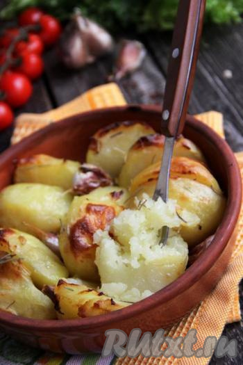 Подать к столу вкусный, ароматный и сытный картофель, запечённый без кожуры в духовке. Такая аппетитнейшая картошечка может быть и самостоятельным блюдом, и полноценным гарниром к мясу или рыбке, попробуйте!