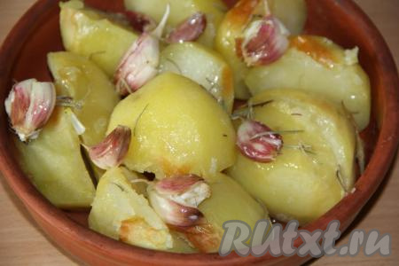 Достать картофель из духовки и разрезать пополам так, чтобы получились большие кусочки. Если у вас небольшая по размеру картошка, то можно её не разрезать, а оставить целиком. Полить картофель пряным маринадом&nbsp;и поставить запекаться в духовку ещё на минут 15. Готовность картофеля проверить зубочисткой.
