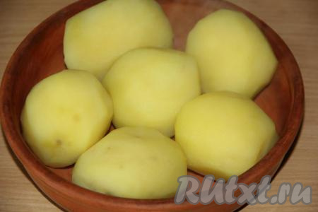 Картофель достать из воды и переложить в жаропрочную форму, поставить в разогретую духовку и запекать минут 15-20 при температуре 220 градусов.