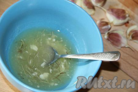 Пока запекается картофель, приготовим маринад, для этого в миске нужно соединить 1 столовую ложку уксуса 9%, 6 столовых ложек растительного&nbsp;масла, 20 грамм растопленного не горячего сливочного&nbsp;масла, 1 чайную ложку соли, по желанию, можно добавить&nbsp;любые&nbsp;душистые травы, хорошо перемешать.