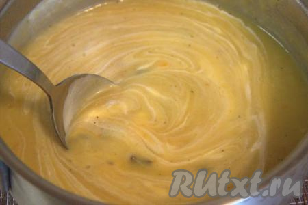 Перемешать, при необходимости, ещё раз по вкусу посолить и приправить специями, довести суп-пюре с шампиньонами и сливками, помешивая, до кипения и сразу убрать с огня. Разлить суп по тарелкам и подавать в горячем виде.