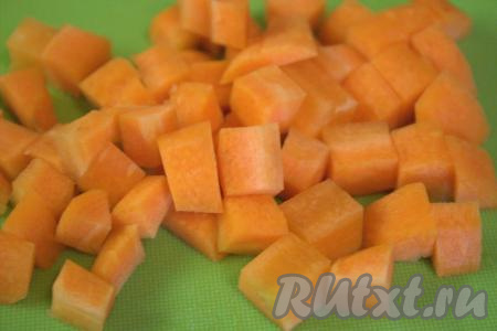 Морковь очистить и нарезать тоже средними кубиками.