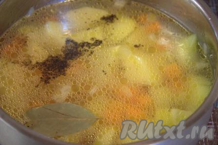 Посолить, приправить по вкусу, добавить лавровый лист. Варить&nbsp;овощи на среднем огне (не накрывая крышкой) минут 15-20 (до готовности овощей).