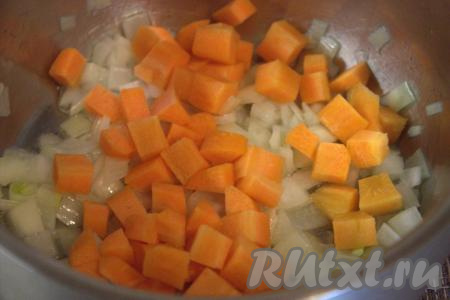 Я обжарила овощи в кастрюле с толстым дном, в которой будет вариться суп. Если у вас эмалированная кастрюля, то лучше обжаривать овощи на сковороде.&nbsp;Влить в кастрюлю 2-3 столовые ложки растительного масла, сюда же выложить нарезанный лук, обжарить на среднем огне до прозрачности (в течение 2-3 минут). Затем в кастрюлю с обжаренным луком выложить нарезанную морковку, перемешать овощи и обжарить 2-3 минуты, постоянно помешивая, на среднем огне.