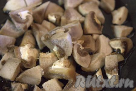 За это время очистить и мелко нарезать шампиньоны&nbsp;(я использовала замороженные шампиньоны). В разогретую сковороду влить растительное масло, выложить нарезанные грибы, обжарить на среднем огне, помешивая, до готовности (минут 7-10). В конце приготовления шампиньоны&nbsp;посолить, приправить специями по вкусу.