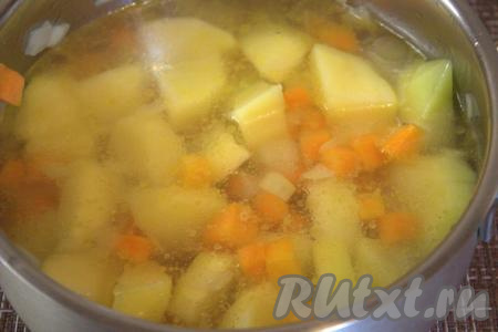 Далее в кастрюлю к овощам влить 2-2,5 литра воды (или бульона), жидкость должна полностью покрывать овощи, довести до кипения.