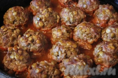 Запекайте тефтели в томатном соусе в духовке при температуре 200 градусов около 40 минут.