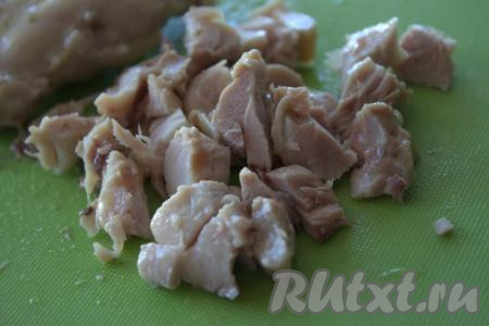 Варёное куриное мясо охладить (можно, при желании, оставить остывать и в бульоне), а затем нарезать на небольшие кубики.