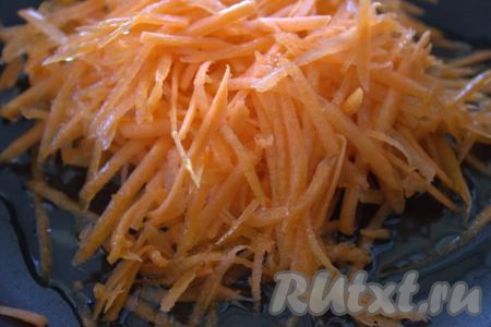 Очистить и натереть на тёрке морковь, затем выложить в сковороду, разогретую с растительным маслом.