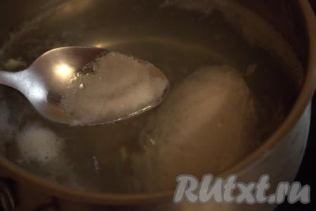 Куриное филе промыть под проточной водой, поместить в кастрюлю с кипящей водой, дать закипеть, уменьшить огонь, снять образовавшуюся пену, посолить по вкусу и приправить, по желанию, чёрным молотым перцем. Варить мясо до готовности (примерно, 15-20 минут).