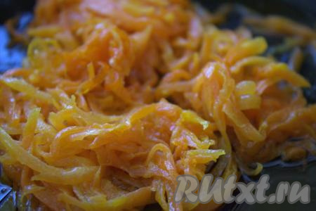 Обжарить морковь на среднем огне до готовности (я жарила морковь минуты 3-4, постоянно помешивая), затем, сняв с огня, остудить.