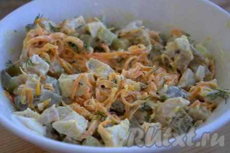 Получившийся салат "Обжорка" тщательно перемешать.