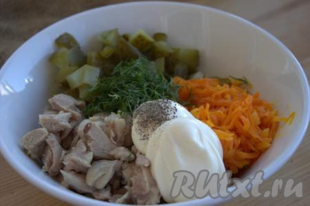 Вымыть и обсушить веточки укропа, а затем нарезать. В миске соединить кусочки курицы, обжаренную морковь, нарезанные солёные огурцы и укроп, поперчить, добавить майонез.