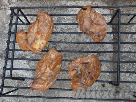 Через указанное время достаньте решётку с куриным мясом. Снимите филе с решётки, а затем охладите при комнатной температуре.