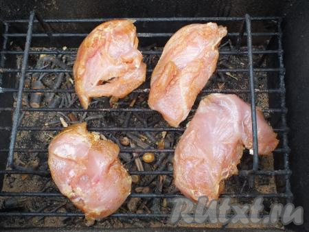 Подготовленное филе выложите на решётку коптильни на небольшом расстоянии друг от друга. Поставьте решётку с филе в коптильню. Закройте крышкой. Коптите 30-35 минут, поддерживая огонь в мангале.