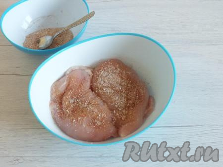 Каждое филе обильно обсыпьте и хорошо натрите получившейся смесью из соли и специй.