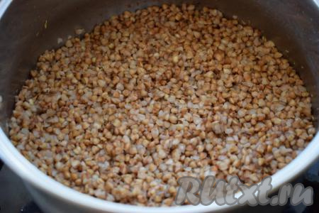 Далее делаем огонь самым маленьким и продолжаем варить крупу до полного исчезновения жидкости (примерно, 4-5 минут).