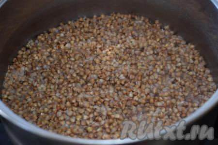 Варим гречку с момента закипания 10 минут на среднем огне. Когда жидкость начнёт выпариваться и впитываться в крупу, солим нашу кашу.