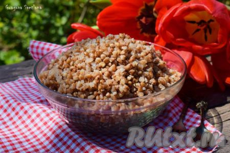 Наша гречневая каша, сваренная на воде, готова! Она получается рассыпчатой и очень вкусной, крупинки легко отделяются друг от друга, не слипаются и не комкаются. Каша, приготовленная по этому рецепту, станет полезным гарниром ко многим блюдам.