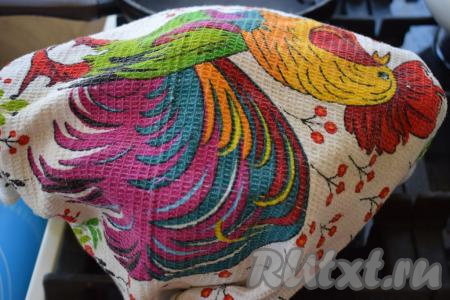 Накрываем кастрюлю с гречкой крышкой, укутываем в полотенце и оставляем постоять и распариться на 15-20 минут.