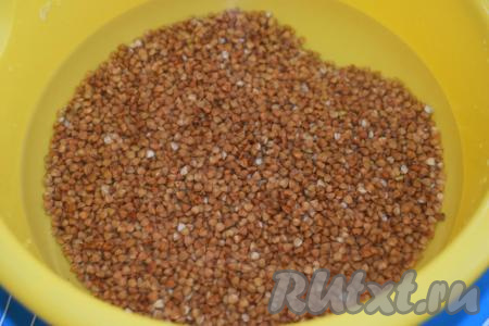 Перебранную гречку насыпаем в миску и тщательно раз 5-6 промываем её под проточной водой. Промываем до тех пор, пока вода в миске с гречкой не будет оставаться чистой и прозрачной.