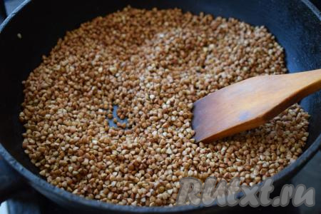 Обжариваем гречку на среднем огне до полного её высыхания, а затем, постоянно помешивая, обжариваем гречку, примерно, 3 минуты (до появления вкусного поджаренного аромата). Будьте очень внимательны и не пережарьте крупу, иначе она будет испорчена, варить её будет нельзя, так как она будет горчить.