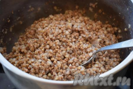 Перемешиваем нашу гречневую кашу, приготовленную на воде, она получается рассыпчатой и слегка плотной.