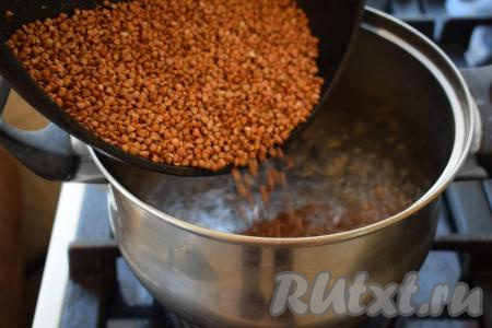 Далее отмеряем 2 стакана воды (стакан должен быть именно тот, которым вы отмеряли крупу, пропорции гречки и воды должны быть один к двум, то есть при использовании 2 стаканов гречки, нужно будет взять 4 стакана воды и т.д.) и выливаем в кастрюлю. Ставим кастрюлю с водой на плиту. Когда вода закипит, добавляем в неё обжаренную крупу.