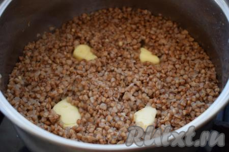 Затем добавляем в кашу кусочки сливочного масла и выключаем огонь.