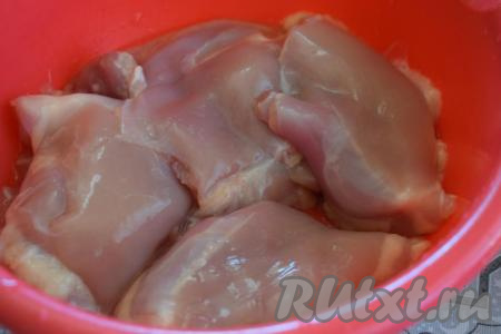 Филе обсушим бумажными полотенцами и сложим в миску.