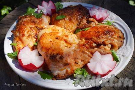 Вкусные и такие ароматные куриные бёдрышки не оставят равнодушными ваших родных и они, наверняка, съедят их с огромным удовольствием! Подать жареное филе бёдер курицы можно с любым гарниром: гречкой, макаронами, отварным картофелем или рисом.