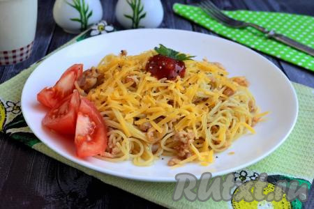 Спагетти с фаршем и сыром на сковороде