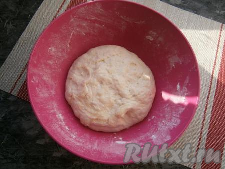 Тесто, прикрыв плёнкой, оставить в тёплом месте минут на 30-40. Тесто за это время увеличится в объёме не сильно - раза в 1,5.