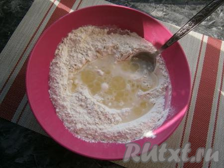 В получившуюся смесь влить чуть тёплую воду и 1 столовую ложку оливкового масла.