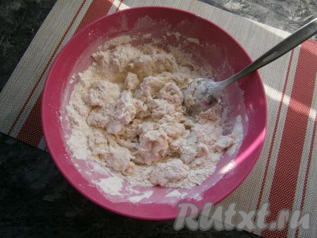 Хорошо перемешать ложкой получившуюся массу, чтобы образовались большие комки теста.