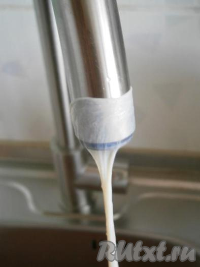 Далее кишки нужно промыть внутри под проточной водой. Делается это так: один конец кишки нужно надеть на гусак крана, включить воду и промыть под напором воды.