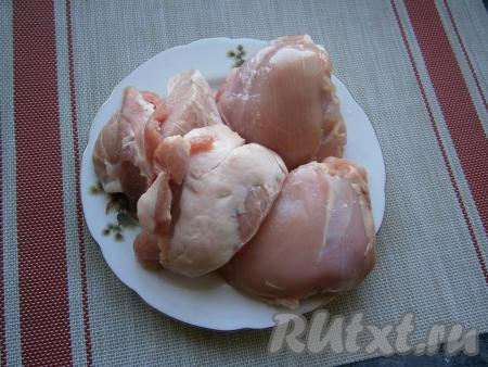 С куриных бёдер снять шкуру, свинину нарезать.